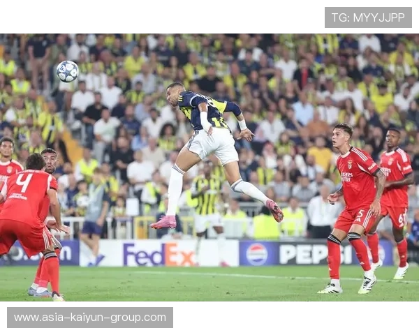 欧冠夜再现经典，球迷情绪被比赛牵动